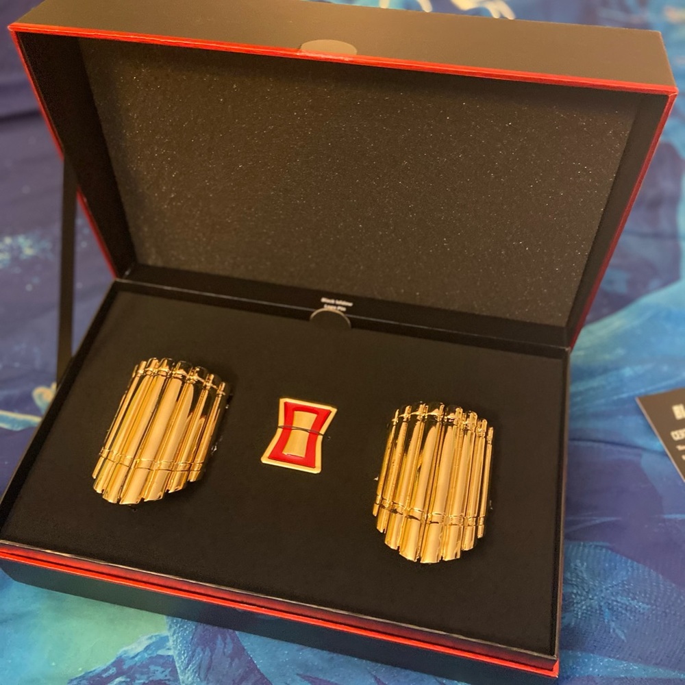 Game Stop Black Widow bracelet and belt buckle set